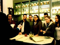 Un grupo de jóvenes en la Farmacia Museo