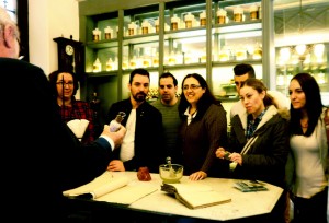 Un grupo de jóvenes en la Farmacia Museo